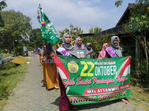 Peringati HSN, Seluruh Santri Attanwir Ikuti Pawai Taaruf
